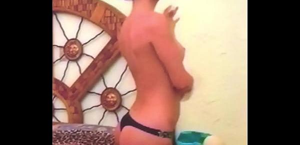  Isabel Rivadavia desnuda muestra los pechos en tanga 1